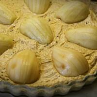 Ucierane ciasto z gruszkami i kawałkami czekolady