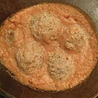 Pulpety drobiowe w sosie z pieczonej papryki