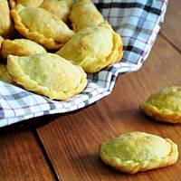 Pieczone pierożki z chorizo i białym serem