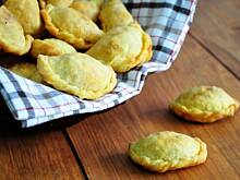 Fot. MIENTA, Pieczone pierożki z chorizo i białym serem