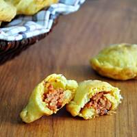 Pieczone pierożki z chorizo i białym serem