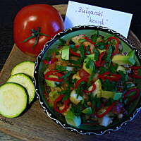 Pyszna paląca sałatka ziemniaczna z awokado i sosem z limonki