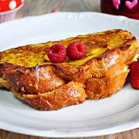 Tosty francuskie z dżemem malinowym i truskawkami