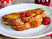 Fot. MIENTA, Tosty francuskie z dżemem malinowym i truskawkami