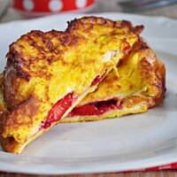 Tosty francuskie z dżemem malinowym i truskawkami