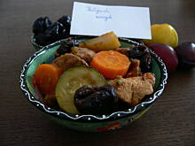 Fot. BernadettaP, Przepysznie i jednogarnkowo- mięsiwa z warzywami i śliwkami