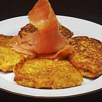 placki warzywne z łososiem