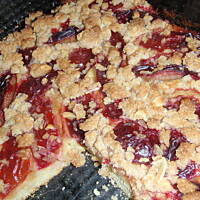 Tradycyjne ciasto kruche ze śliwkami i cynamonowo-migdałową kruszonką