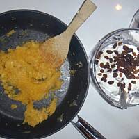 Słodkie placki z dynią i rodzynkami