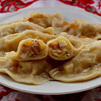 Pierogi z kapusta, kiełbasą i jajkiem