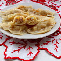 Pierogi z kapusta, kiełbasą i jajkiem