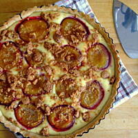 Serniko-tarta ze śliwkami z kruszonką amaretti