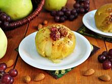 Fot. MIENTA, Jabłka faszerowane winogronami i migdałami