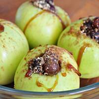 Jabłka faszerowane winogronami i migdałami
