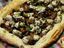 Fot. APM, Tarta na cieście francuskim z kurkami