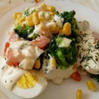 Sałatka brokułowo-jajeczna z warzywami