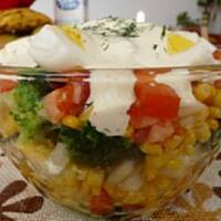 Sałatka brokułowo-jajeczna z warzywami