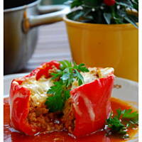 Papryka faszerowana mięsem w sosie pomidorowym