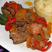 Watróbka drobiowa duszona w cebuli z marchewką i czerwoną papryką