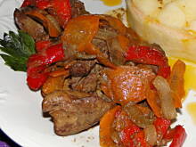 Fot. magdalena73, Watróbka drobiowa duszona w cebuli z marchewką i czerwoną papryką