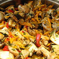 Sos pieczarkowy z marchewką i papryką