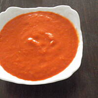 ostry sos z pieczoną papryką do pizzy