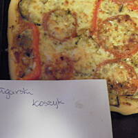 Pizza z bakłażanem i pomidorami