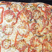 Pizza z bakłażanem i pomidorami