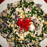 Sałatka z fasoli i kukurydzy z sosem czosnkowym