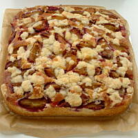 Jogurtowe ciacho ze śliwkami i kruszonką