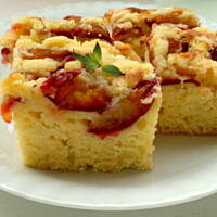 Jogurtowe ciacho ze śliwkami i kruszonką