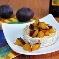 Grillowany camembert ze śliwką