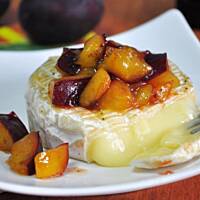 Grillowany camembert ze śliwką