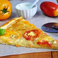 Czosnkowa pizza z pomidorami