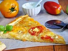 Fot. MIENTA, Czosnkowa pizza z pomidorami