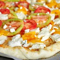 Czosnkowa pizza z pomidorami