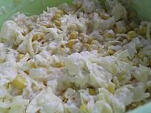 Fot. as1ek, Sałatka czosnkowo-serowa z ananasem