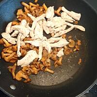 Kurczak z kurkami smażony w białym winie