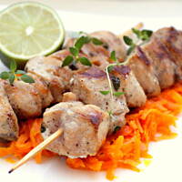 Aromatyczne szaszłyki z kurczaka na marchewce po marokańsku