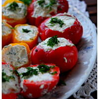 Papryki w lekkiej marynacie faszerowane serem feta