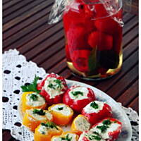 Papryki w lekkiej marynacie faszerowane serem feta