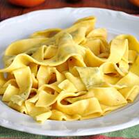 Bazyliowy makaron z cukinią w pikantnym sosie