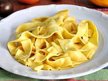 Fot. MIENTA, Bazyliowy makaron z cukinią w pikantnym sosie