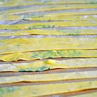 Bazyliowy makaron z cukinią w pikantnym sosie