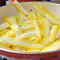 Bazyliowy makaron z cukinią w pikantnym sosie