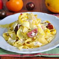 Bazyliowy makaron z cukinią w pikantnym sosie