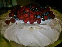 Fot. Wróbelek, tort pavlova (lub coś w tym stylu)