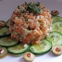 Tatar z łososia ze świeżym ogórkiem