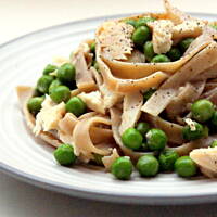 Razowe tagiatelle z wędzonym pstrągiem i groszkiem