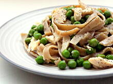 Fot. Barb82, Razowe tagiatelle z wędzonym pstrągiem i groszkiem